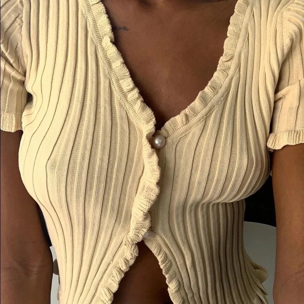 NEW Princess Polly Zahira Top Beige Ribbed Ruffle Top with Pearl Buttons - Picture 3 of 6
